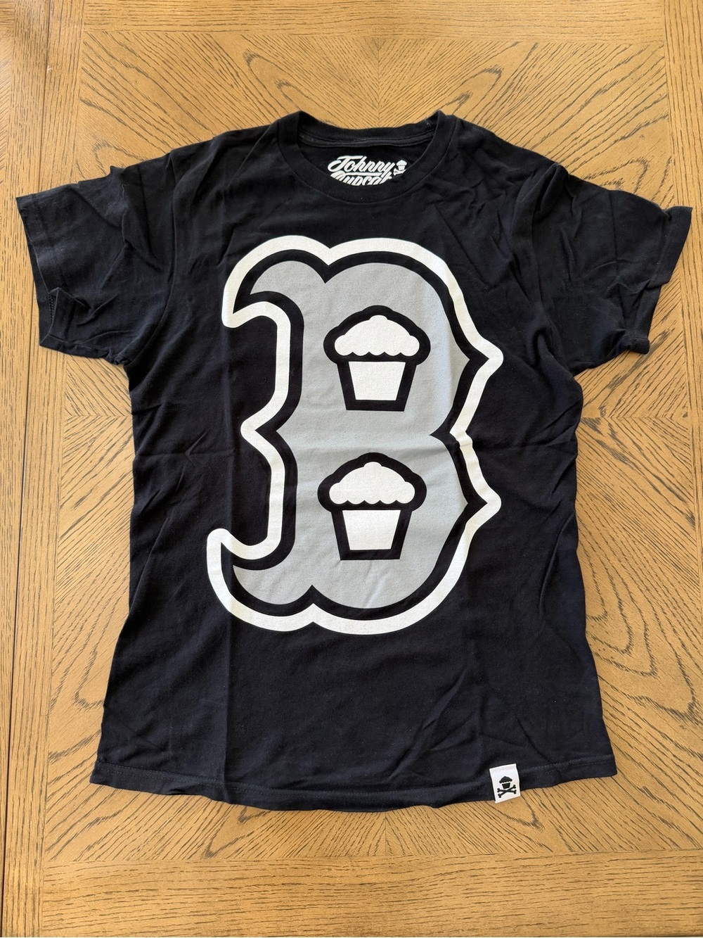 Men’s Johnny Cupcakes ‘Boston B’ Tee